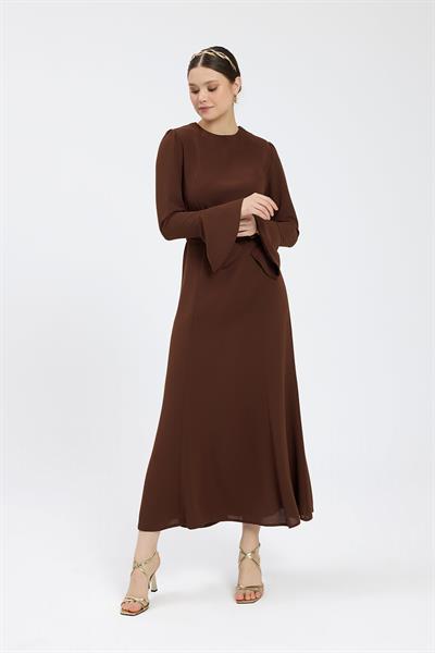 Kahverengi Kuşaklı Krep Elbise
