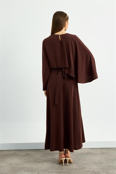 Kahverengi Pelerin Detaylı Elbise
