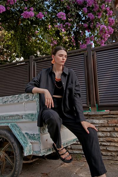 Siyah Aparturalı Keten Gömlek