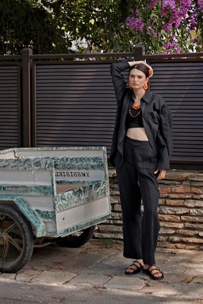 Siyah Aparturalı Keten Gömlek