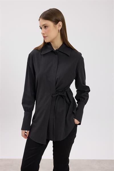 Siyah Bağlama Detaylı Klasik Yaka Gömlek