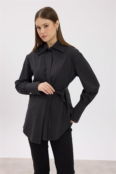 Siyah Bağlama Detaylı Klasik Yaka Gömlek