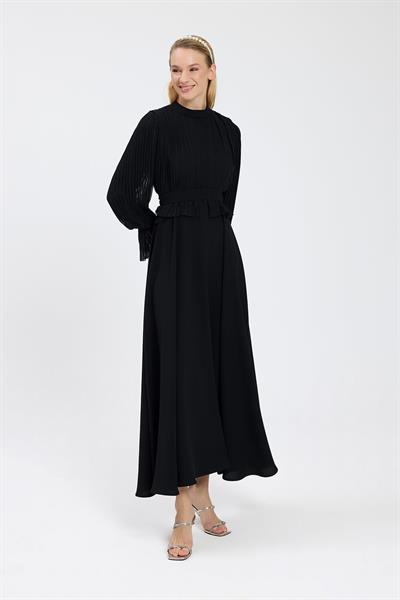 Siyah Bedeni Piliseli Krep Şifon Elbise