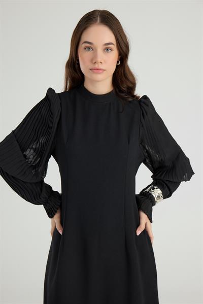 Siyah Kolları Piliseli Krep Şifon Elbise