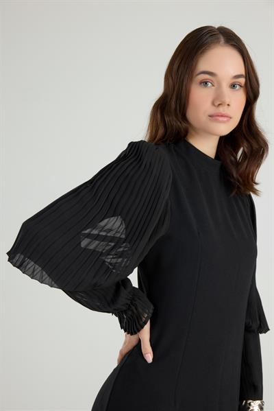 Siyah Kolları Piliseli Krep Şifon Elbise