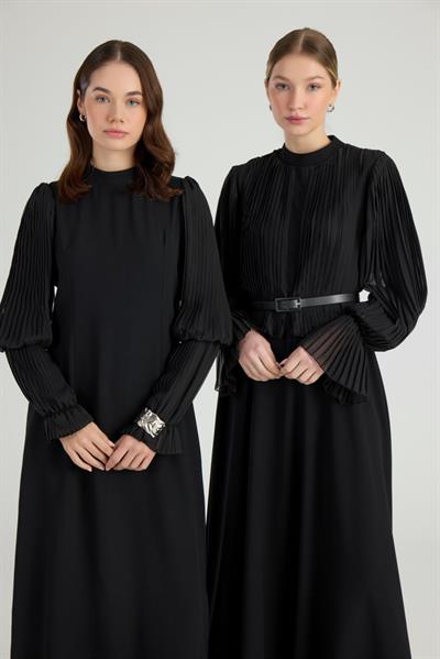 Siyah Kolları Piliseli Krep Şifon Elbise