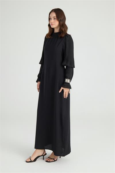 Siyah Kolları Piliseli Krep Şifon Elbise