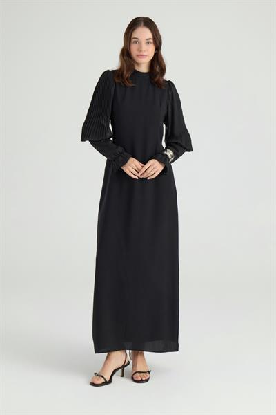 Siyah Kolları Piliseli Krep Şifon Elbise