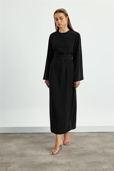 Siyah Kolu Volanlı Kemerli Elbise