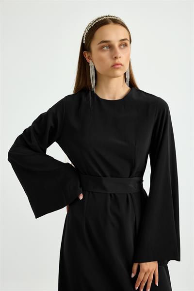 Siyah Kolu Volanlı Kemerli Elbise