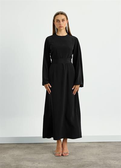 Siyah Kolu Volanlı Kemerli Elbise