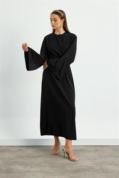 Siyah Kolu Volanlı Kemerli Elbise