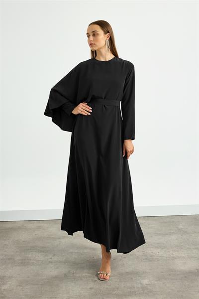 Siyah Pelerin Detaylı Elbise