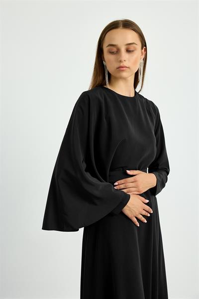 Siyah Pelerin Detaylı Elbise