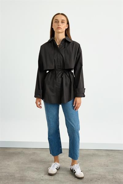 Siyah Rüzgarlık Detaylı Gömlek