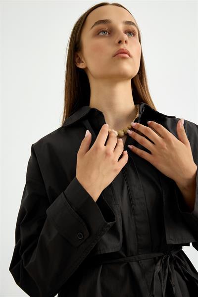 Siyah Rüzgarlık Detaylı Gömlek