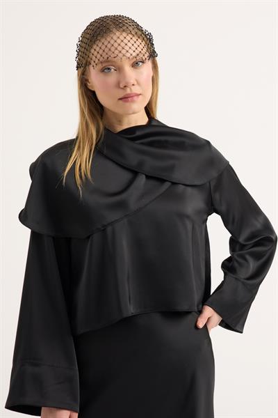 Siyah Volanlı Saten Bluz