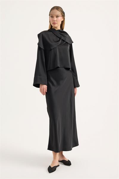 Siyah Volanlı Saten Bluz