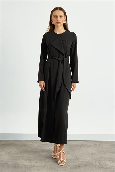 Siyah Yaka Detaylı Kuşaklı Elbise