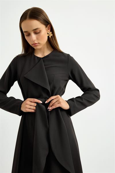 Siyah Yaka Detaylı Kuşaklı Elbise