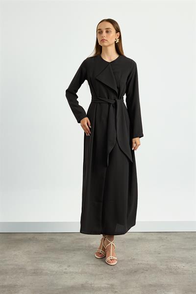 Siyah Yaka Detaylı Kuşaklı Elbise