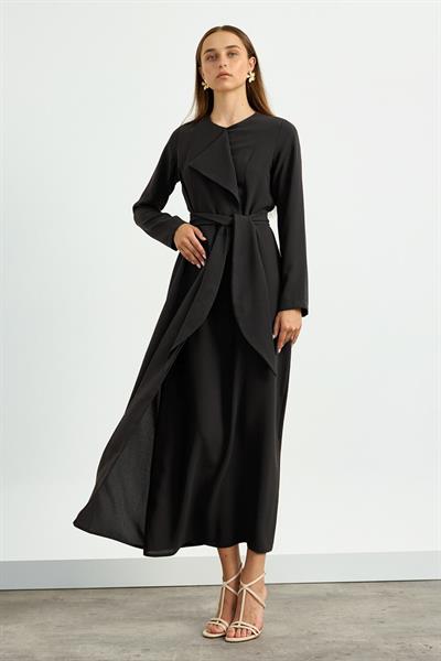 Siyah Yaka Detaylı Kuşaklı Elbise