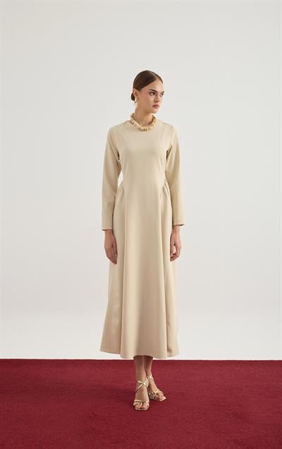 Bej Yandan Büzgü Detaylı Elbise