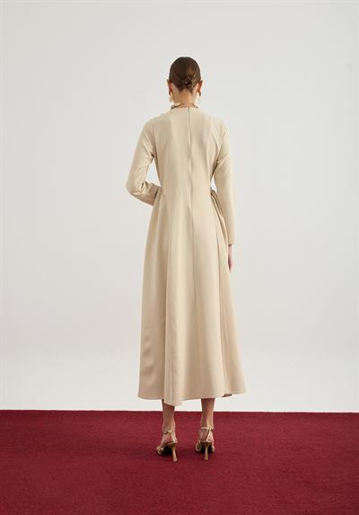 Bej Yandan Büzgü Detaylı Elbise