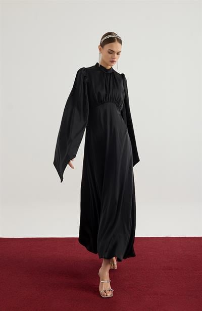 Siyah Geniş Kol Detaylı Elbise
