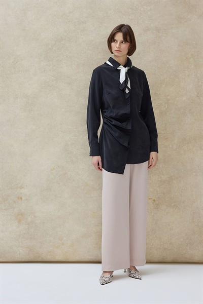 Siyah Runa Pileli Asimetrik Gömlek 