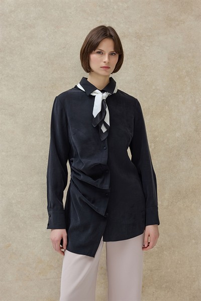 Siyah Runa Pileli Asimetrik Gömlek 