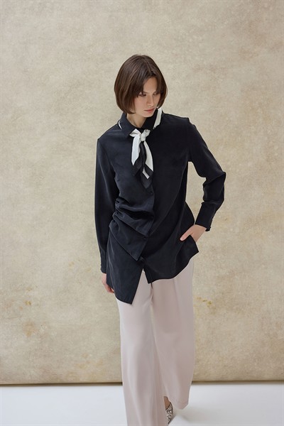 Siyah Runa Pileli Asimetrik Gömlek 