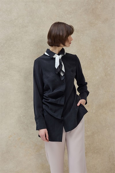 Siyah Runa Pileli Asimetrik Gömlek 