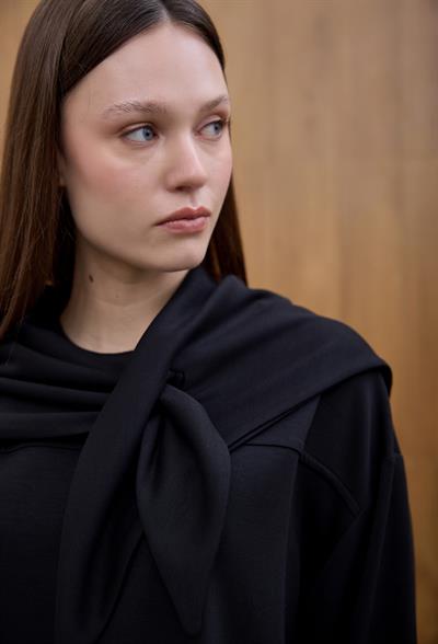 Siyah Şal Detaylı Sweat