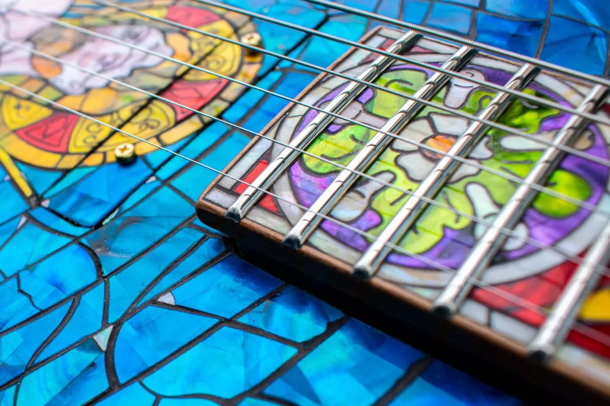 Vitray desenli gitar sapı detayı
