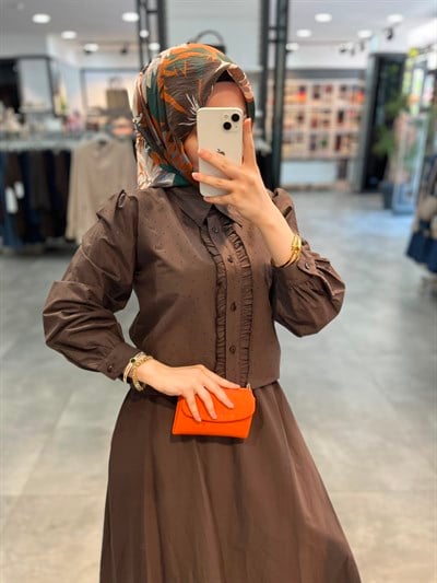 Alesya Baskı Taşlı Önü Fırfırlı Bluz Etek Takım - Kahve