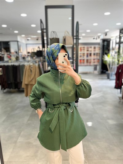 Alesya Dik Yaka Kemer Detaylı Kısa Kap - Benetton Yeşili