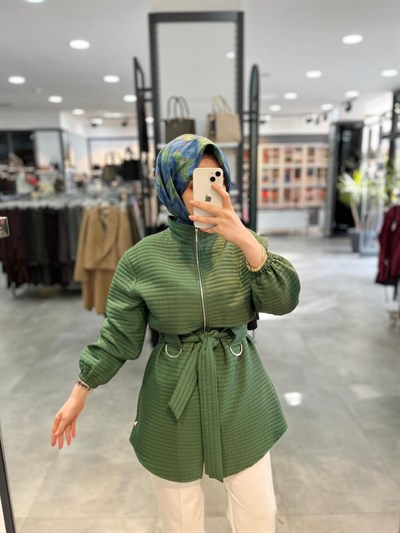 Alesya Dik Yaka Kemer Detaylı Kısa Kap - Benetton Yeşili