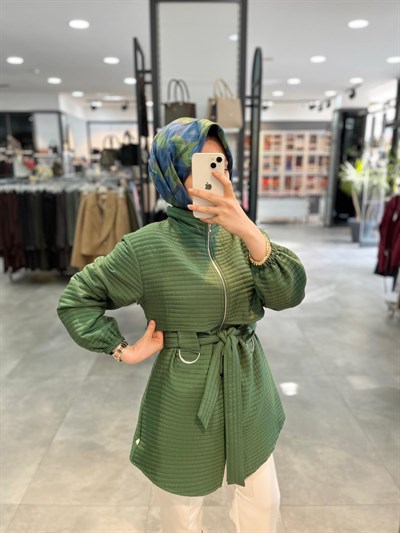 Alesya Dik Yaka Kemer Detaylı Kısa Kap - Benetton Yeşili
