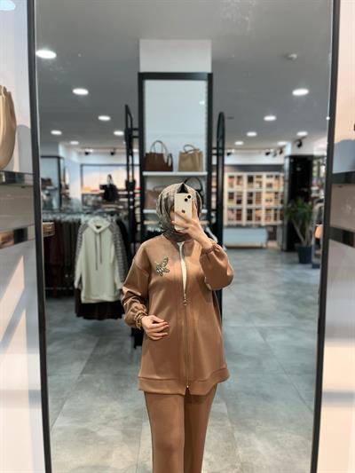 Alesya Önü Fermuarlı Broş Detaylı Örme Takım - Açık Kahve