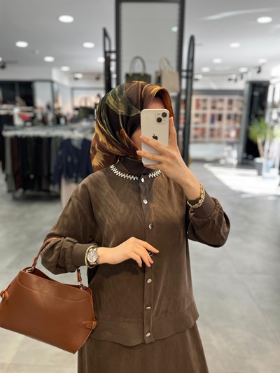 Alesya Yakası Taş Detaylı Bluz Etek Takım - Kahve