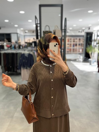 Alesya Yakası Taş Detaylı Bluz Etek Takım - Kahve