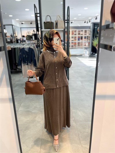 Alesya Yakası Taş Detaylı Bluz Etek Takım - Kahve