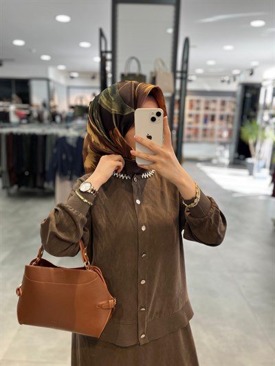 Alesya Yakası Taş Detaylı Bluz Etek Takım - Kahve