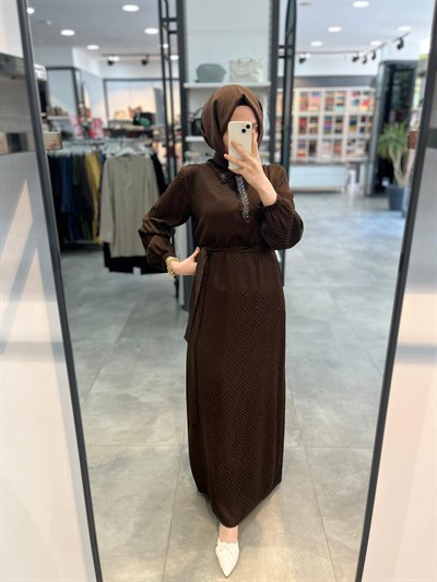 Alesya Yakası Taş Detaylı Jakar Elbise - Kahve