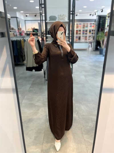 Alesya Yakası Taş Detaylı Jakar Elbise - Kahve