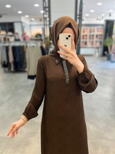 Alesya Yakası Taş Detaylı Jakar Elbise - Kahve
