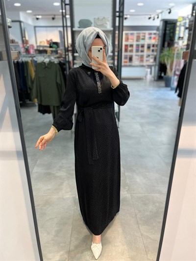 Alesya Yakası Taş Detaylı Jakar Elbise - Siyah