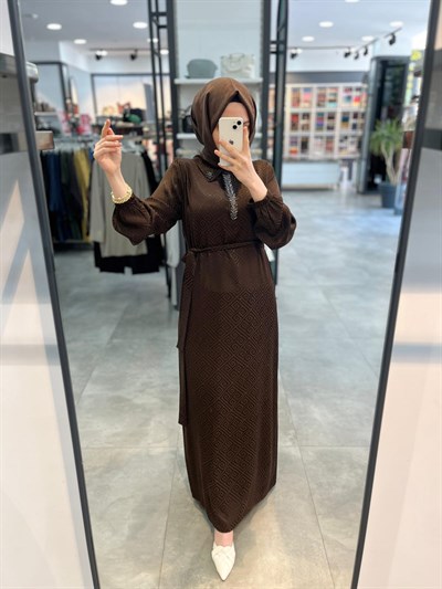 Alesya Yakası Taş Detaylı Jakar Elbise - Kahve