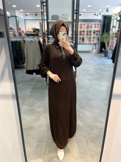Alesya Yakası Taş Detaylı Jakar Elbise - Kahve